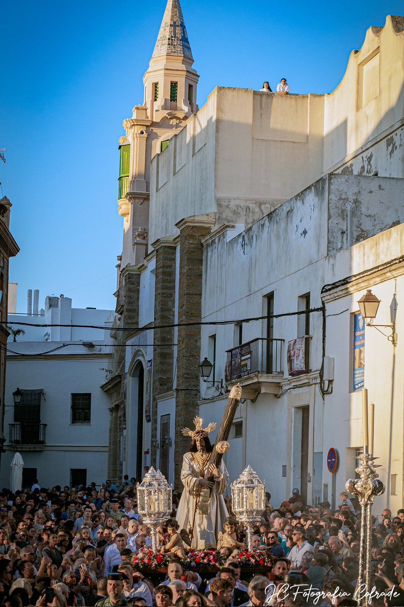 El Señor de Sevilla y el Señor de Cádiz. El Greñuo de Santa María y el Cisquero de San Lorenzo. 

Dios vive en Andalucía.