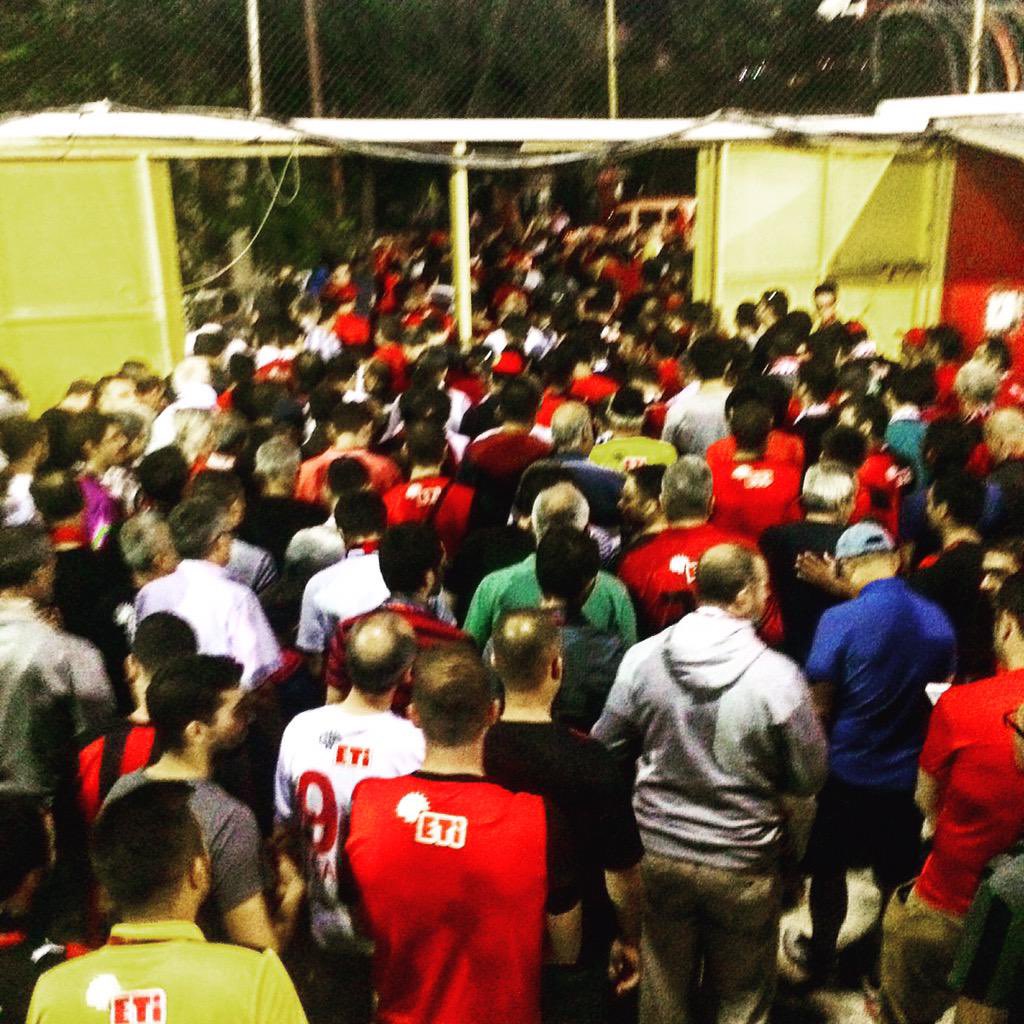 bir pazar aksamı takımın yenmiş tribününü yapmışın ve o stadtan çıkış anı, eve gideceksin yarın iş, okul var ama umrunda değil o 1 hafta var ya sana cennet gibi gelecek valla özledik ya…