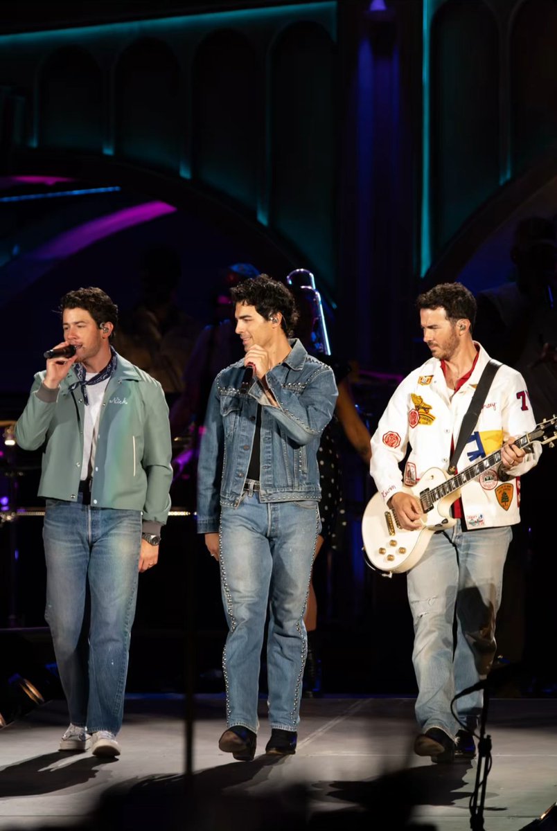 jonasfansbr's tweet photo. 🚨 ASSISTA AO VIVO AO SHOW DE HOJE!

Prepare-se para assistir o show dos Jonas Brothers, em Dallas, Texas, ao vivo!

A transmissão oficial ocorrerá nas Smart TVs Samsung, no canal 2000 (Cine Pipoca), mas para você que não tem o aparelho, tentaremos fazer uma live em nosso TikTok!

Se liga nos horários:

22h - Início da transmissão
22h30 - Jonas Brothers (ato 1)
23h30 - DJ Marshmello
00h - Jonas Brothers (ato 2)

Siga nosso perfil no TikTok e fique ligado para não perder a transmissão:
https://t.co/n998FkWTqw