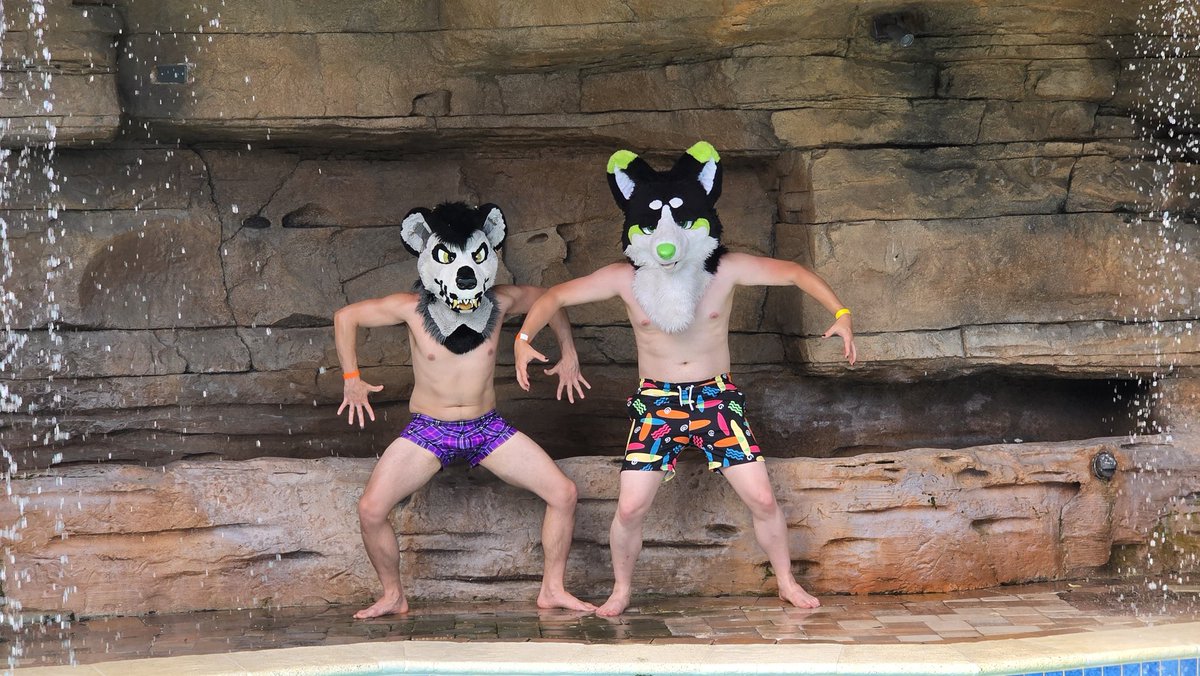 sharkerous's tweet photo. Posed with @YammoYeen @megaplex me and my sunburnt ass https://t.co/JFPHi5iV8w