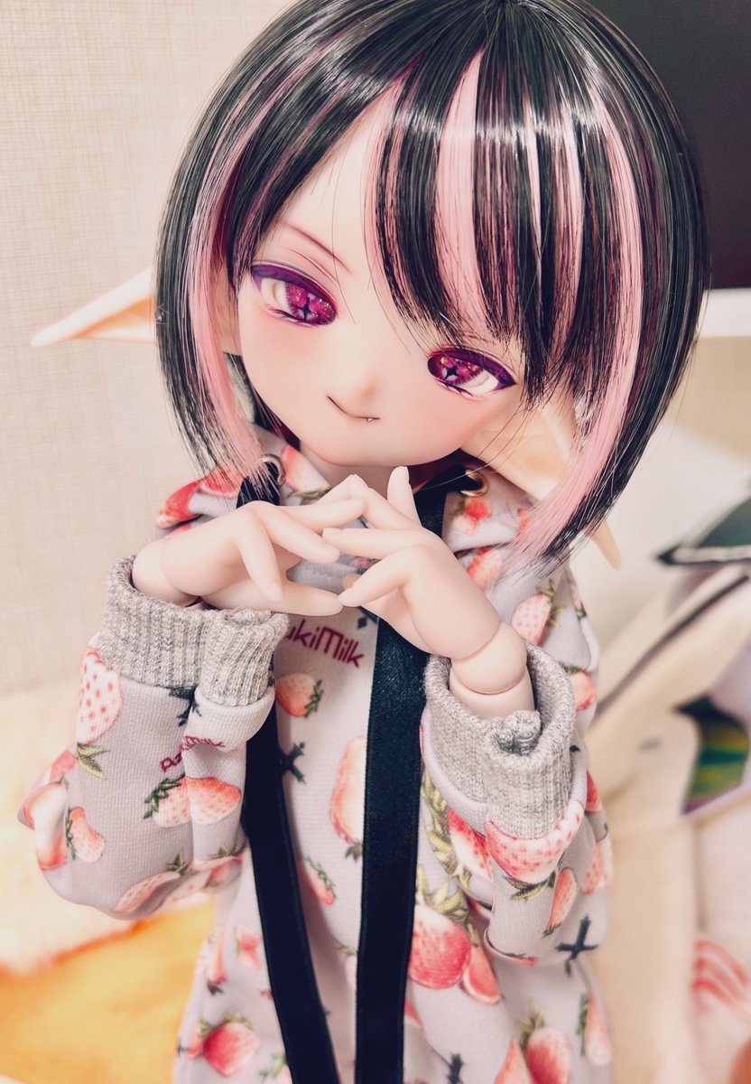 おはようございます☀️
あっという間に9月突入しちゃいましたね〜

今日の朝はベルちゃまから😈💕
ウィッグを変えたので合わせてラフなパーカーに。
いちご柄が似合っててかわいいね🥰

#おはドル
#うめよっこ #AzukiMilk 
#うちのこかわいい