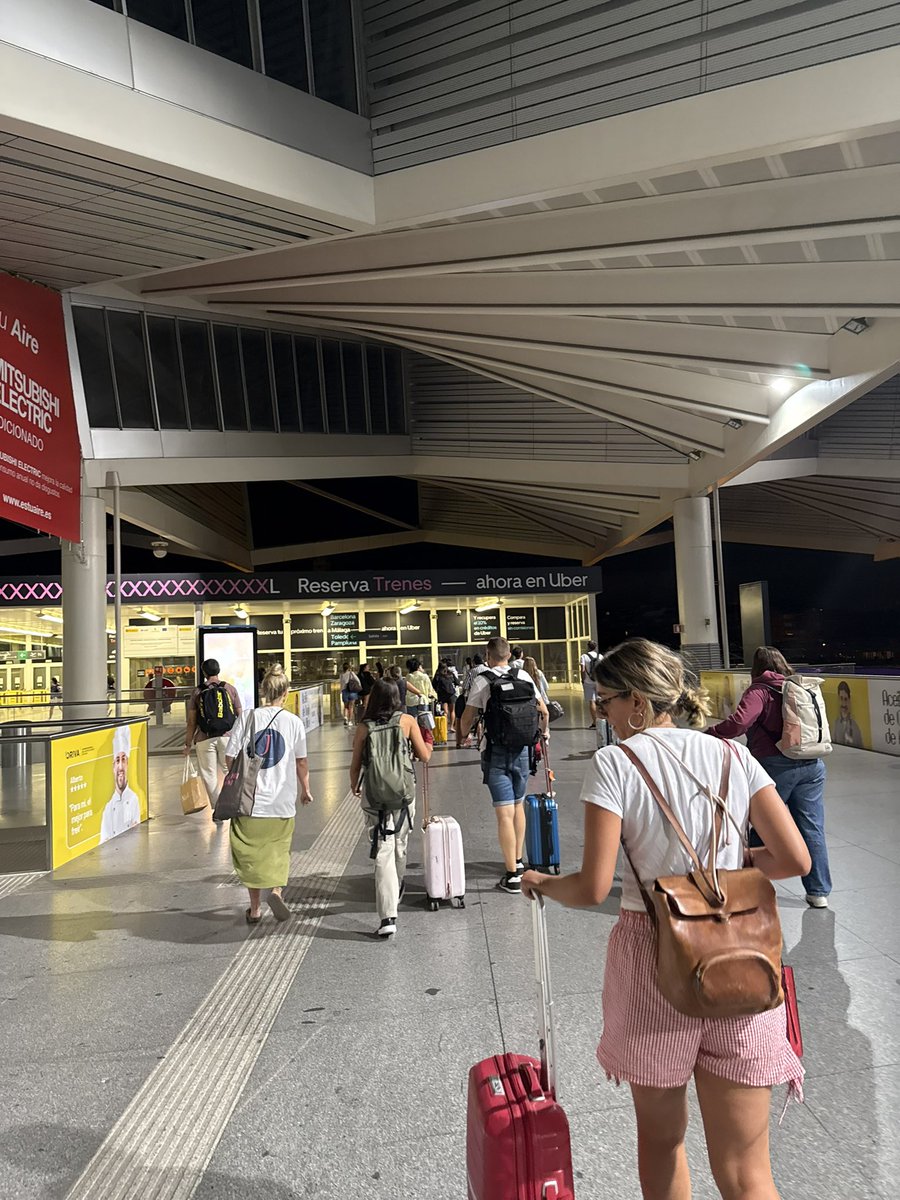 Atocha.
Domingo 31 de agosto.
23h.
Bastante segura de que las personas más tristes de España están ahora mismo aquí.