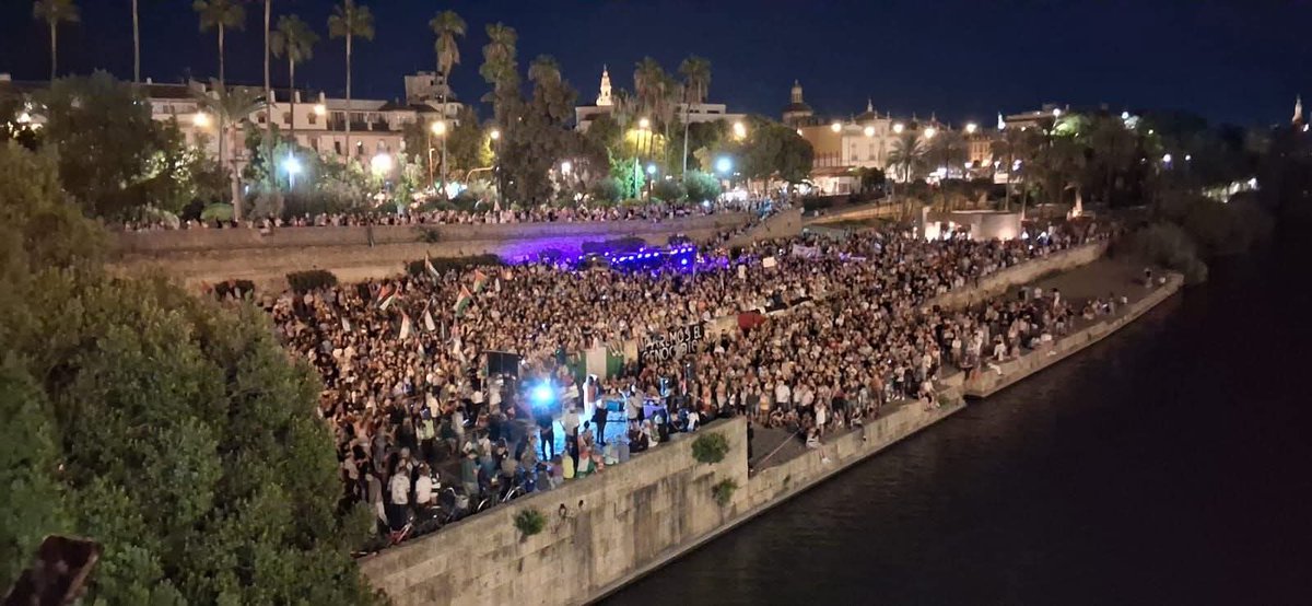 Sevilla ha salido una vez más a la calle para denunciar el genocidio.

¡Desde el río hasta el mar! 🇵🇸