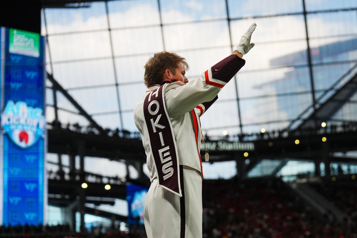 What an amazing halftime performance ! Thank you <a href="/SpiritOfTech/">The Marching Virginians</a> !

#ThisIsHome | #TeamOverMe