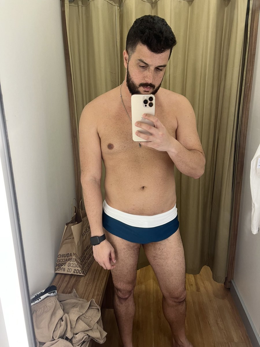 facoutinho's tweet photo. tentando escolher sunga pras férias! https://t.co/RdYwdJfvSd