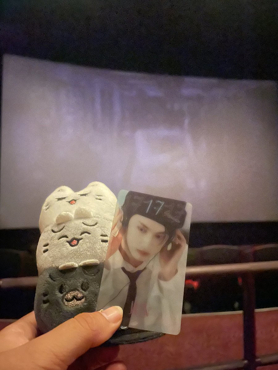 jujuonthatbeat's tweet photo. OCL’s first time at the movies to see her father <3 https://t.co/qktDAetWrP