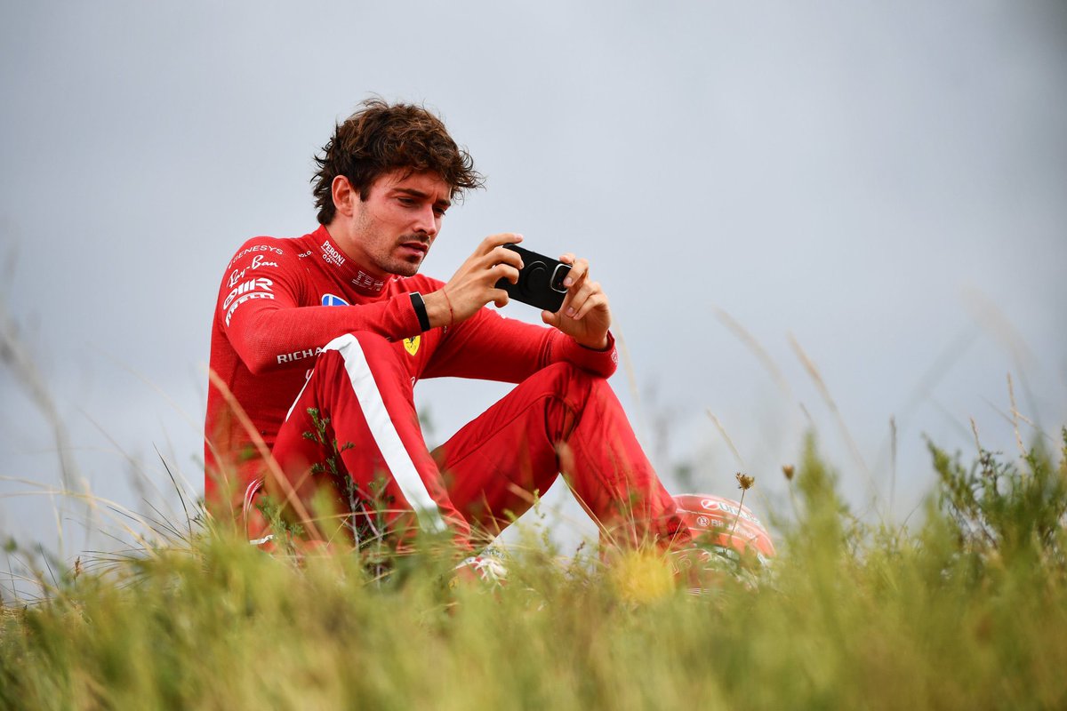 ME PARECE INCREIBLE

Cobra MILLONES por conducir un coche tres dias cada 2-3 semanas

ES INACEPTABLE que se ponga a jugar al Brawl Stars en sus únicos 3 días laborables. 

Es una adiccion

#salvenaLeclerc