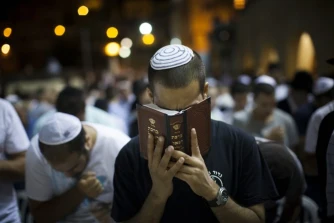 𝗝𝗨𝗗𝗔𝗜𝗦𝗠 | Forgiveness in Focus: How Selichot Services Are Changing Before the High Holidays, as shuls adapt ancient prayers with creative approaches to reach modern Jews.

by Jan Lee

𝗙𝗜𝗡𝗗 𝗢𝗨𝗧 𝗠𝗢𝗥𝗘▸  eu1.hubs.ly/H0mH0Pc0