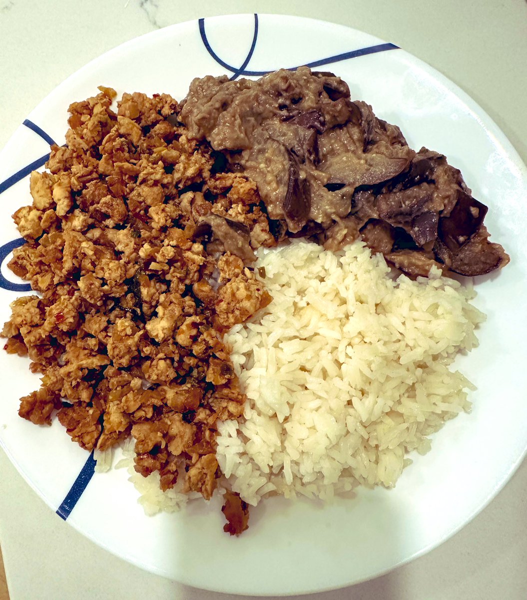 free_style_chef's tweet image. The meal isn’t colorful but it is definitely very flavorful! 

Eggplant in a peanut miso ginger sauce. Ground chicken in ginger garlic soy sauce &amp;amp; green onions. Steamed jasmine rice. 

#twittersupperclub #homecooked