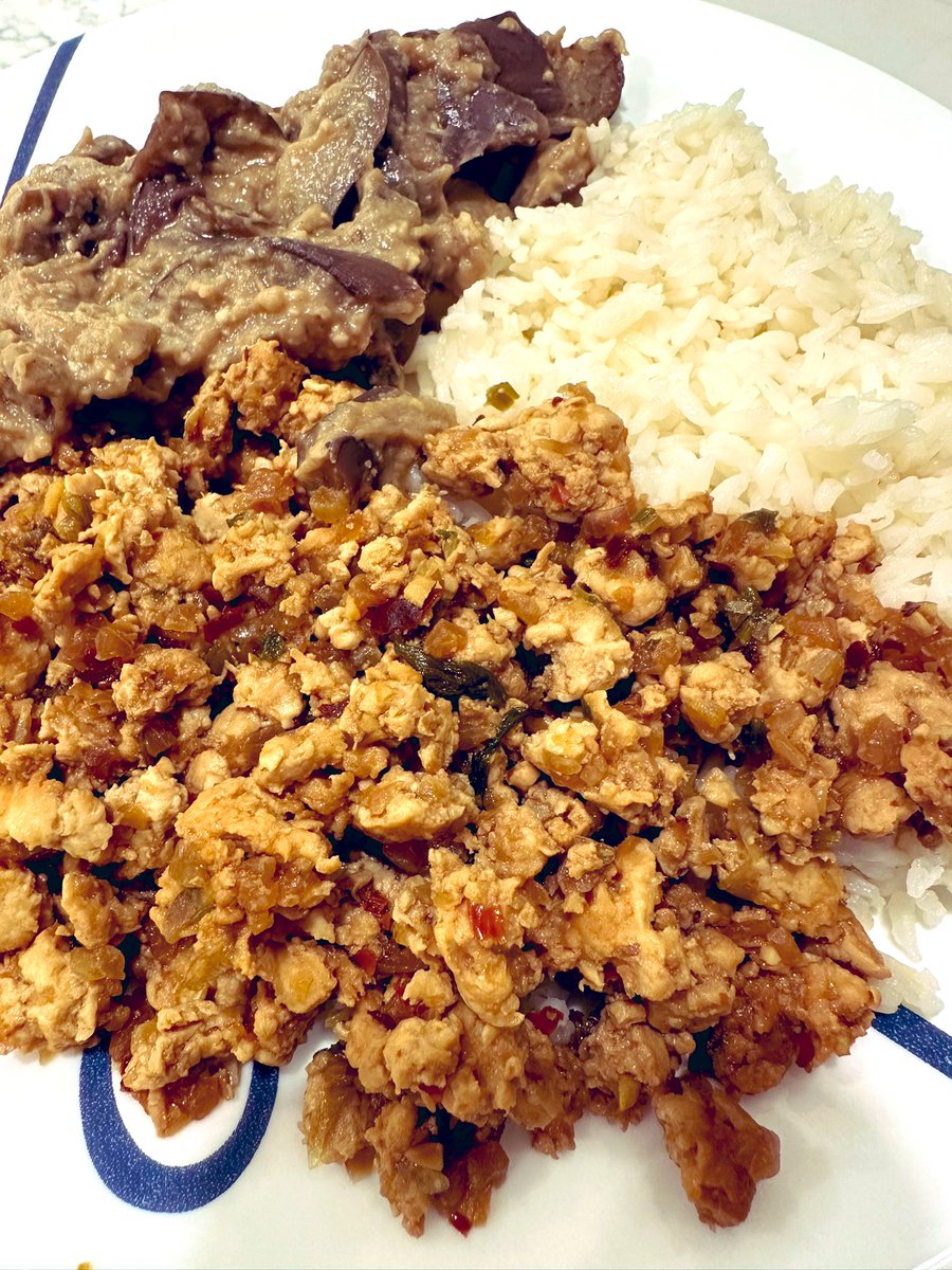 free_style_chef's tweet image. The meal isn’t colorful but it is definitely very flavorful! 

Eggplant in a peanut miso ginger sauce. Ground chicken in ginger garlic soy sauce &amp;amp; green onions. Steamed jasmine rice. 

#twittersupperclub #homecooked