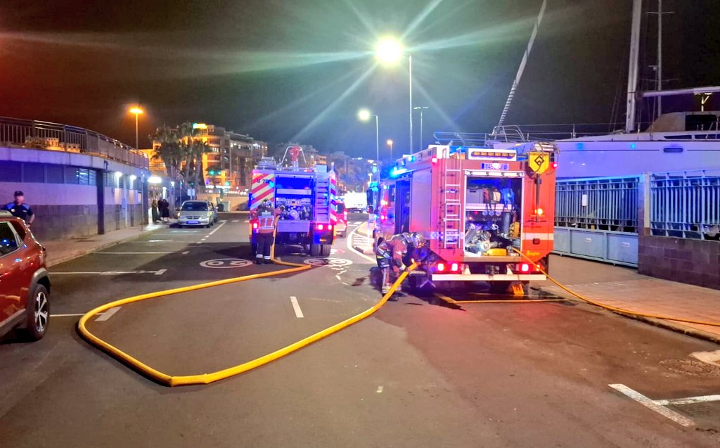 🚨 Extinguido un incendio producido en la cocina de un restaurante de La Marina del #PuertodeLasPalmas. La rápida actuación de <a href="/BomberosLPA/">Bomberos de LPA</a> ha permitido el control de la situación, evitando daños mayores🚒

#PolicíaPortuaria 💙
#bomberos 
#SeguridadOperativa
#Emergencias