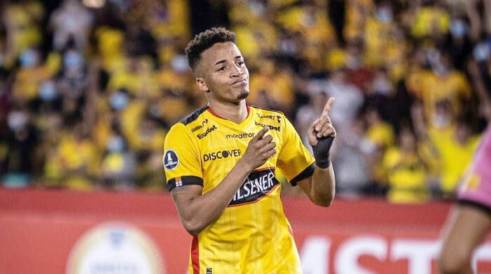 Hay que sacarlo de la cancha llorando, hay que abuchearlo cuando entre a jugar, gritarle "NOOOOO" cada que toque el balón.

Este colombiano solo es bravito con la hinchada, misma hinchada que lo defendió cuando lo acosaban. Malagradecido que solo se arrastra en cancha.