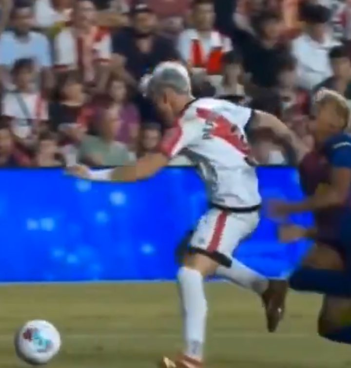 theMadridZone's tweet image. 🚨 BREAKING: VAR stopped working in first 40 minutes of Barcelona vs Rayo match. 

Barcelona were given a penalty in 37th minute. 

The referee could NOT communicate with the VAR room till 40th minute, reports @tjcope