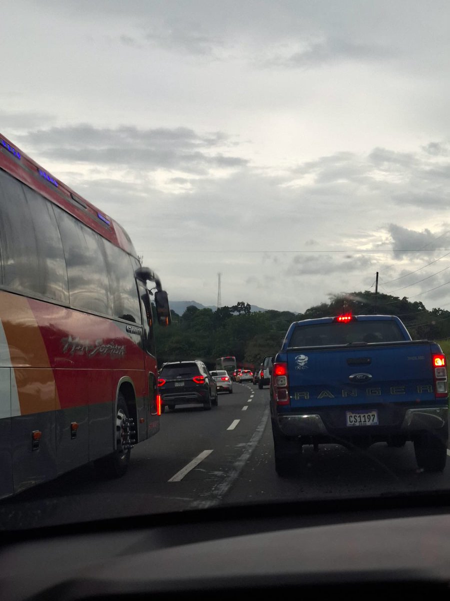Tráfico denso en la vía Interamericana en San Carlos, hacia Panamá.