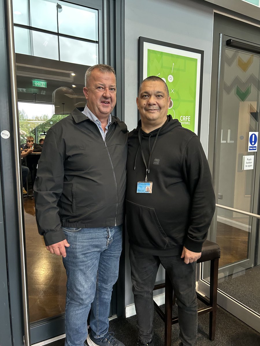 Met a true red yesterday ⁦<a href="/United_Webby/">Darren Webb</a>⁩  He said he always lives a pic beside someone who make him looks slim. Absolute gentleman. Cheers big fella and thanks.
