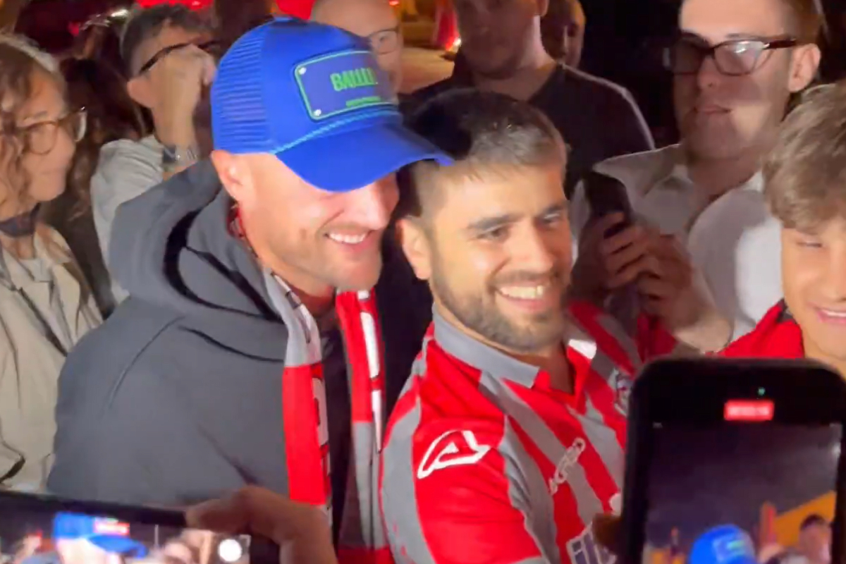 footballitalia's tweet image. VIDEO: English striker Jamie Vardy has landed in Italy this evening as he prepares to complete a move to join Serie A side Cremonese on a free transfer. 

#Cremonese #LCFC #Vardy #SerieA #Calciomercato #TransferNews