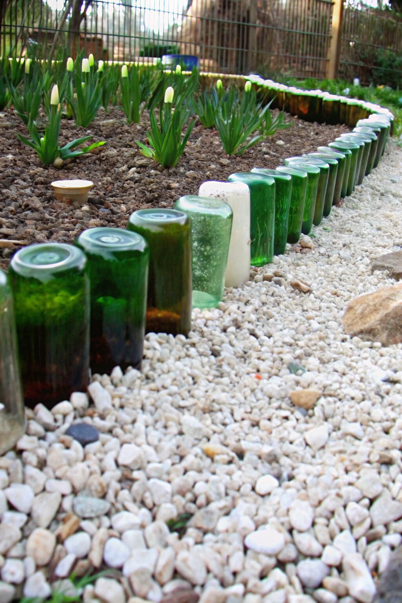 doubletakedeco's tweet image. Transform your garden with eco-friendly flair! Use upcycled glass bottles as whimsical edging to add color, texture, and charm to your beds. Pair with white gravel for a striking, natural look. Sustainability never looked so beautiful! #GardenEdging #EcoDesign