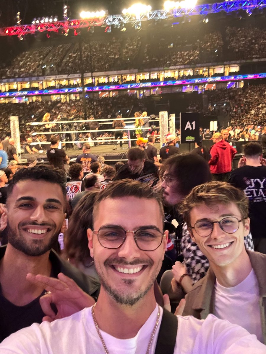 HugoDelire36's tweet image. Nous après le show (on a plus de voix) ! #ClashinParis