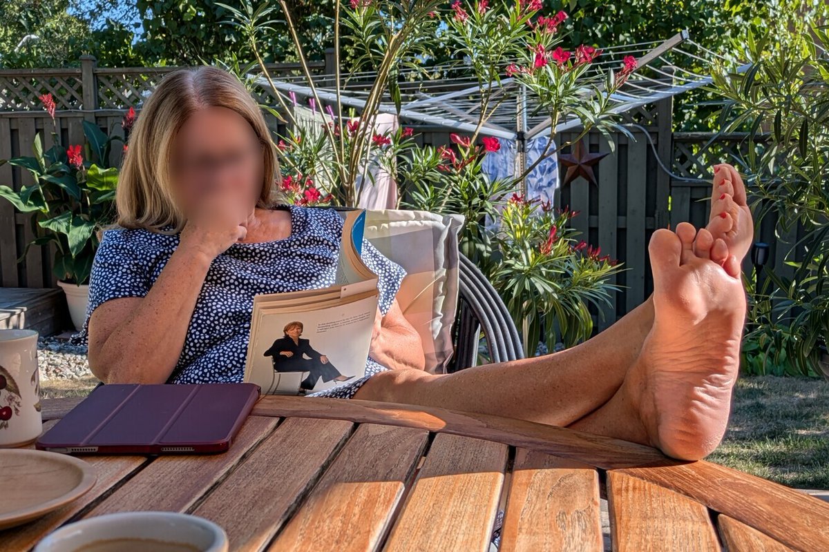 FappingFeet's tweet image. Summer is winding down, and with it go the tanned legs and feet.  But not quite yet!