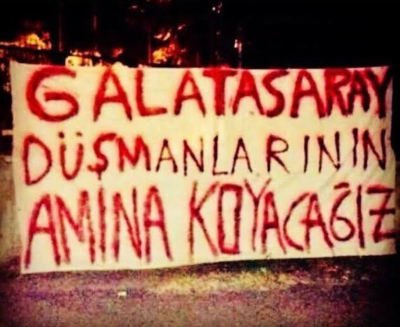 KISSADAN HİSSE 
Adamın biri karısını çok seviyormuş, bütün duvarlara fotoğraflarını asmış. Bir süre sonra karısı ölmüş ve baldızıyla evlenmiş. Eve misafir gelince; "Fotoğraflardaki kadın kim?" diye sormuşlar. Adam da; "O bizim rahmetli baldız" demiş.

OLMAYAN KARAKTERİNİ SİLKEYİM