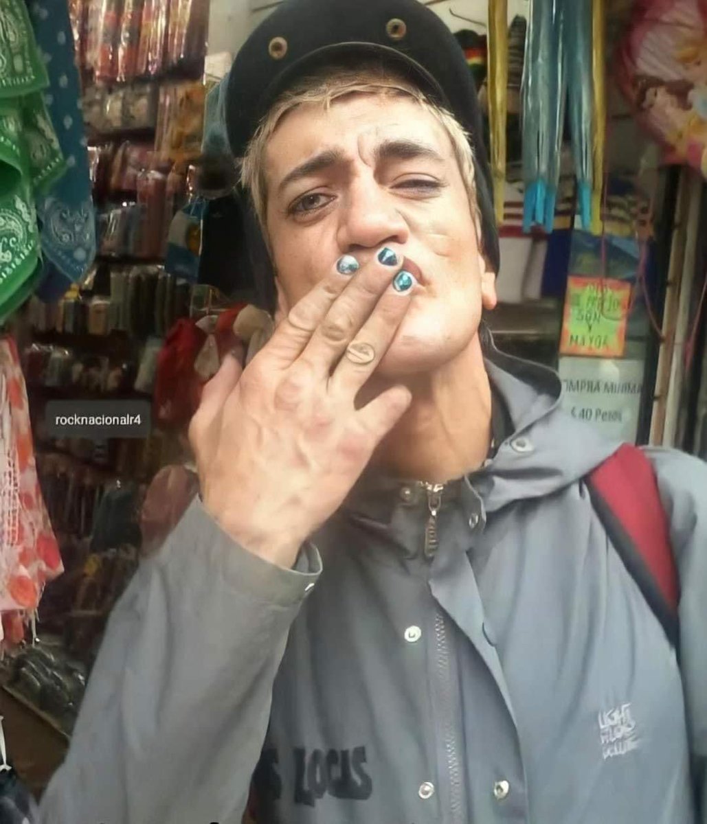 PityRockAndRoll's tweet image. "Mis viejos fueron dos chabones que se sacrificaron por mis hermanos. Me da bronca a veces. Mi viejo prácticamente no tuvo vida. Laburaba de lo que podía, la remaba, y a mí me daba pena porque no se compraba ropa, era todo para nosotros. Mi papá era 'el che pibe' de Mau Mau.…