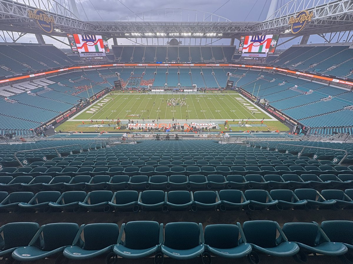 TylerJReidy's tweet image. One of college football’s fiercest rivalries reignites as a top-10 clash. ☘️🙌

No. 6 @NDFootball visits No. 10 @CanesFootball trying to beat the Canes in Miami for the first time since 1977. It’s going to be loud, and perhaps a bit wet, at Hard Rock.

On @WVFI_Sports in an hour!