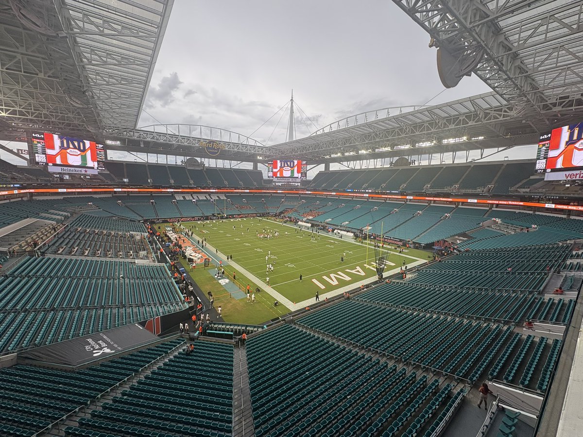 TylerJReidy's tweet image. One of college football’s fiercest rivalries reignites as a top-10 clash. ☘️🙌

No. 6 @NDFootball visits No. 10 @CanesFootball trying to beat the Canes in Miami for the first time since 1977. It’s going to be loud, and perhaps a bit wet, at Hard Rock.

On @WVFI_Sports in an hour!