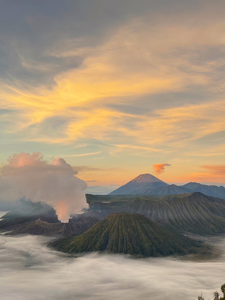 IM_Thibeau's tweet photo. 📍Indonesia, Gunung Bromo
Matahari terbit di Gunung Bromo benar-benar menakjubkan — cahaya emas berpadu dengan lautan awan, menciptakan pemandangan yang tak terlupakan. 📸🌋✨
#GunungBromo #Indonesia #kfconcept #IndonesiaThroughMyLens #landscape #landscapephotography #CanonR5II https://t.co/hYp3zdjMED