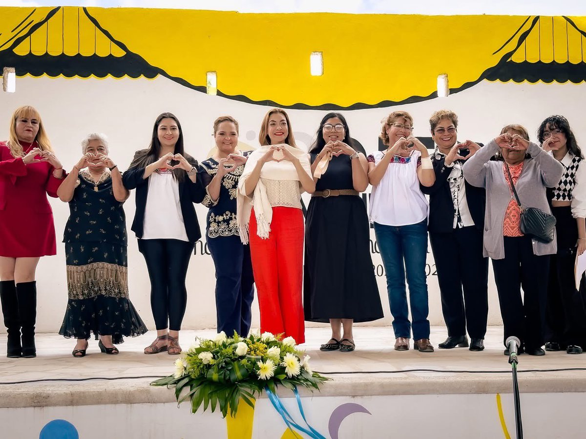 👵🏼🧓🏽En el #diadelabuelo un honor como madrina cortar el listón del templete de usos múltiples, espacio que dignificará a las personas al convertirse en escenario de eventos culturales, sociales y artísticos, donde se seguirá construyendo identidad y unión comunitaria. #Edhalí