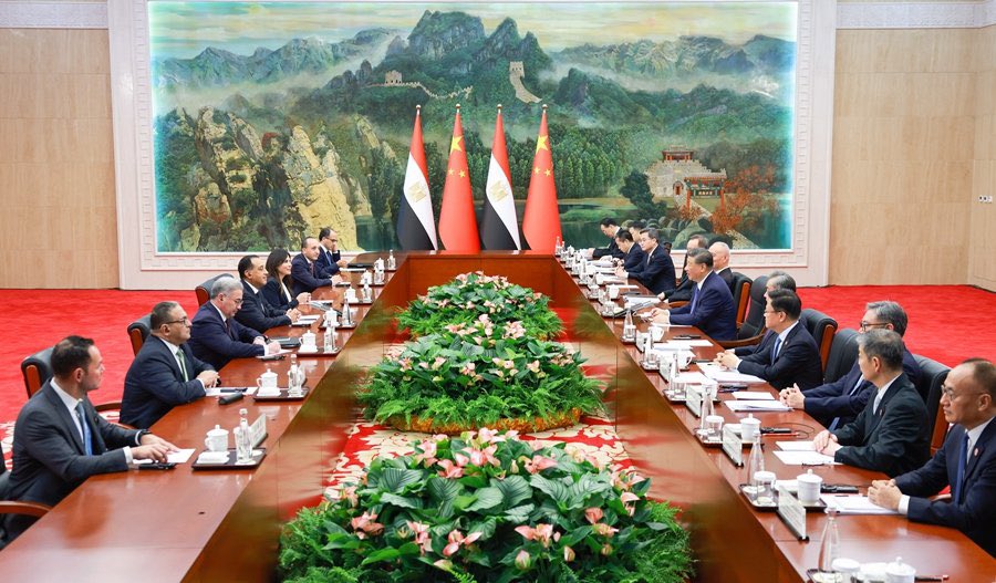 حبيت الصور دي جدا.. تقدير واهتمام الصين وفخامة الرئيس الصيني برئيس وزراء مصر هو تقدير لمصر.. اللي يحبنا ويحترمنا نحبه ونشيله ع راسنا.. واللي يفتكر نفسه حاجه مهما كان عظيم وقوي مش هنبديه علي كرامتنا وهنعامله بالمثل.. مصر دولة كبيرة وعظيمة ومهمة.. المصريين بيحبوا الصين وبيحترموها