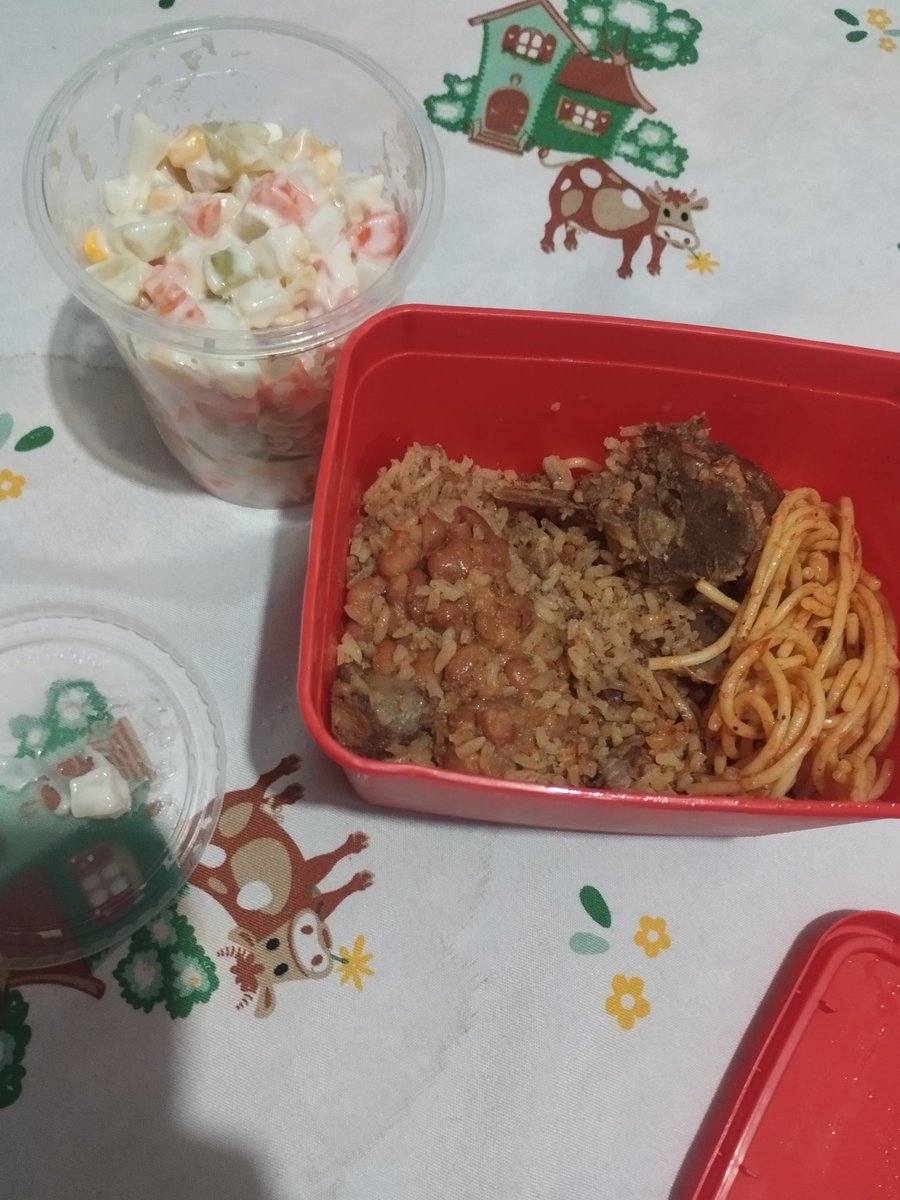 FRademaker's tweet image. E quando seu pai traz comida da vó que mora em outra cidade pra vc? Vasilha raiz e comida raiz, Arroz com Suan, feijaozin, maionese e macarrão.
Te pega @esACarry ? E aí @ilhadaslendas 
#ilhadaslendas #ltanailha