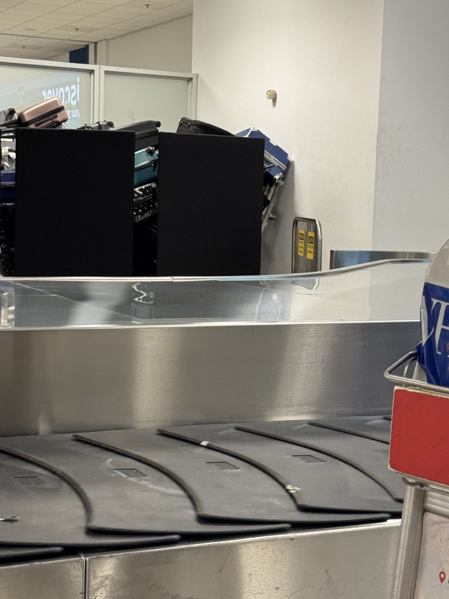 Μπροστά ο ιμάντας της ντροπής. Πίσω οι απωλεσθείσες βαλίτσες, στοιβαγμένες όπως τους αξίζει. Μέχρι πότε αυτή η ντροπή για το χειρότερο αεροδρόμιο της Ευρώπης (ή και του κόσμου;)