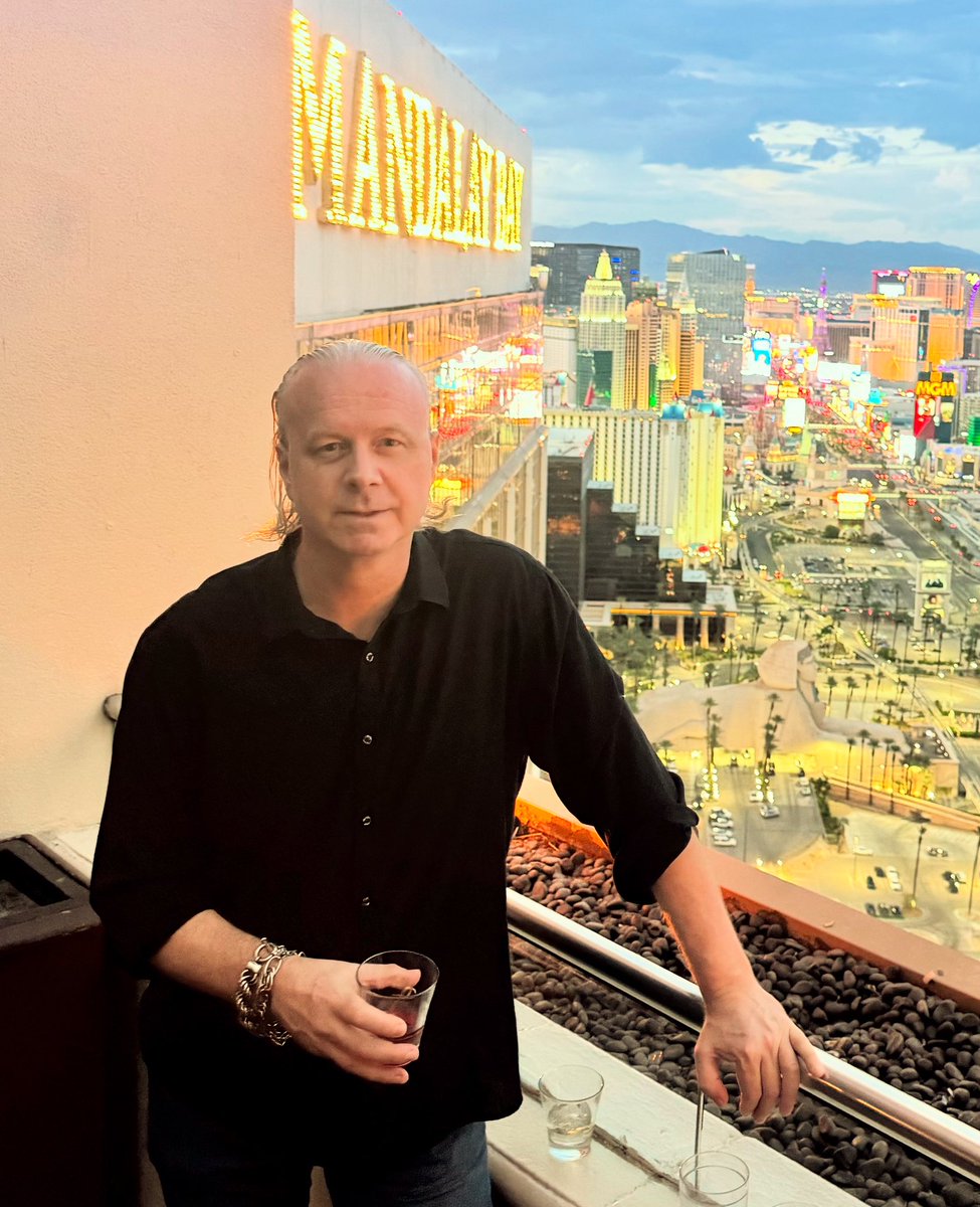 At the Foundation Room - Mandalay Bay. I had a lot of music on a tv-show called Model Employee about 10 years ago - which was about finding the new spokesperson/model for Mandalay Bay.

#bigswede #mandalaybay #foundationroomlasvegas #modelemployee  #televisionmusic #composer