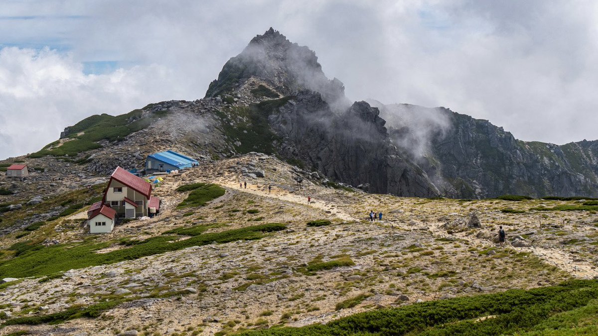 yamakkohiro's tweet image. 木曽駒ヶ岳へ行ってきました٩( ᐛ )و
ロープーウェイを降りたらすぐに絶景が広がる千畳敷✨ずっと景色も良かったのであっという間に木曽駒ヶ岳・宝剣岳に到着した印象。

気がつけば日本百名山⛰️もこれで50座。これからも色々な山登るぞ٩( ᐛ )و