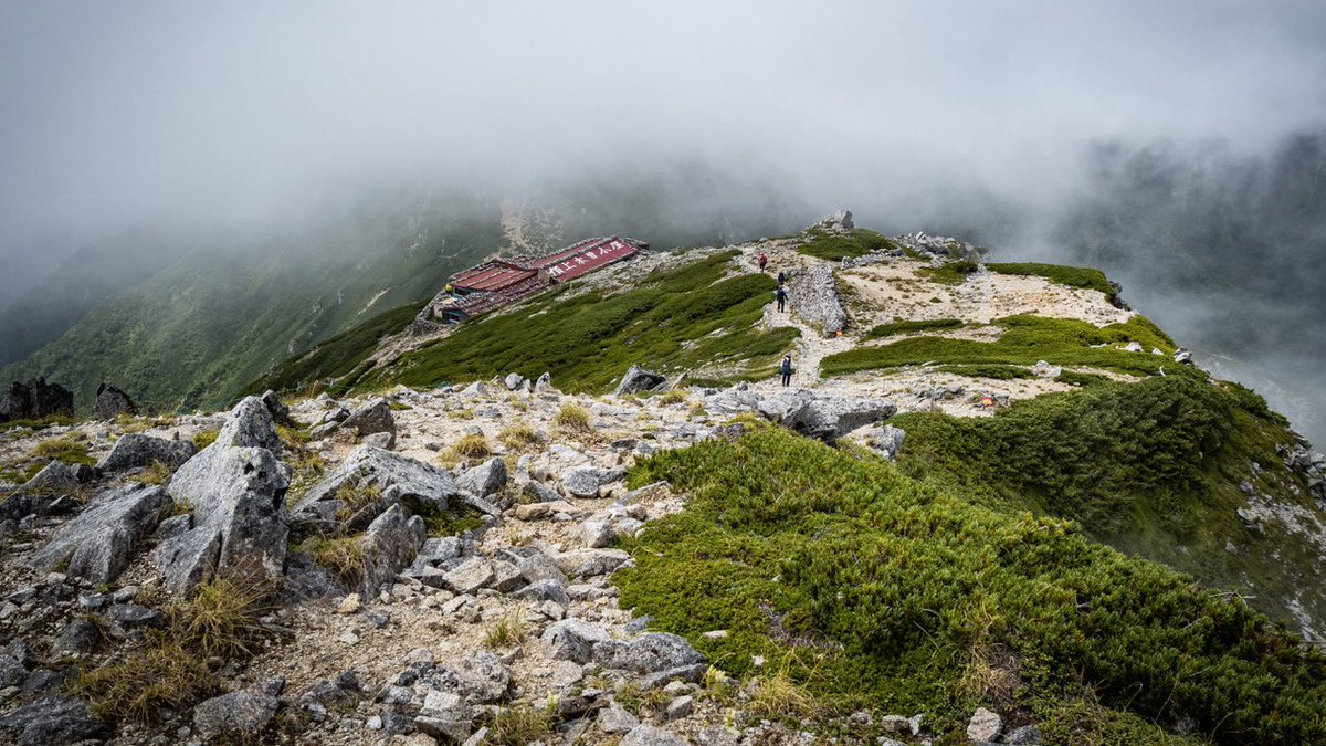 yamakkohiro's tweet image. 木曽駒ヶ岳へ行ってきました٩( ᐛ )و
ロープーウェイを降りたらすぐに絶景が広がる千畳敷✨ずっと景色も良かったのであっという間に木曽駒ヶ岳・宝剣岳に到着した印象。

気がつけば日本百名山⛰️もこれで50座。これからも色々な山登るぞ٩( ᐛ )و