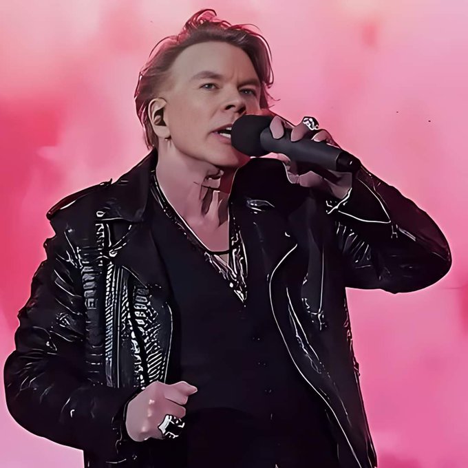 Ledahsb1280138's tweet photo. Lindo, maravilhoso, sensual, único ele é Axl Rose 😍💖
#gunsnroses 
#axlrose 

"As armas são pra dizer que lutamos
E as rosas para dizer que vencemos."
                      💖💖💖
"Derramei uma lágrima pois estou sentindo sua falta
Ainda me sinto bem o suficiente para sorrir" https://t.co/VooXlkdLBh