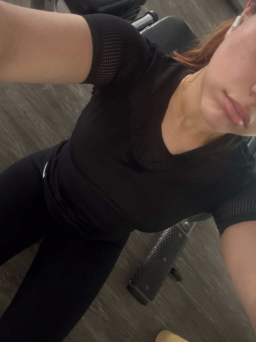 powerofzeina's tweet photo. apuesto a que ni siquiera le prestarás atención a la caption sucio lamepatas https://t.co/XOWElM6SFa