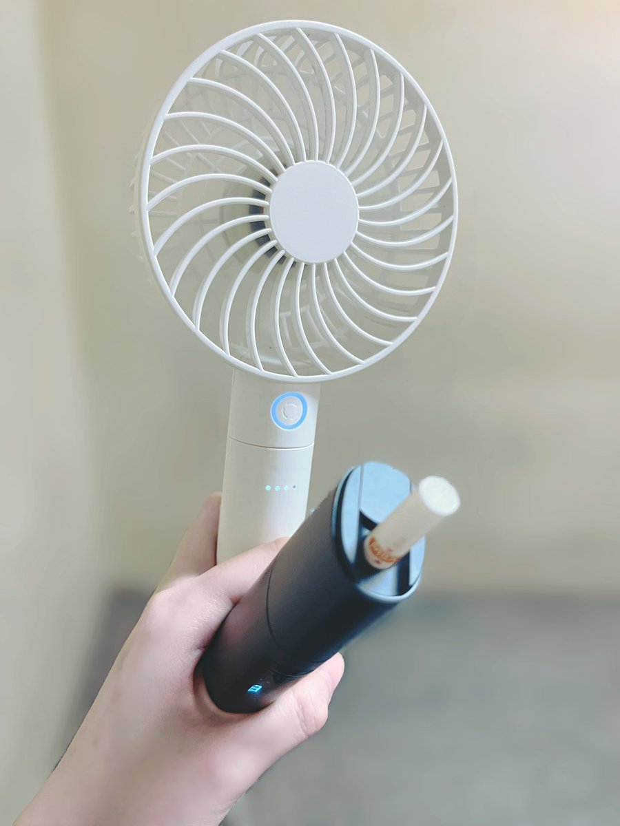 節電のためエアコン切られてる喫煙室でもタバコを吸わないと一日乗り切れない人の図