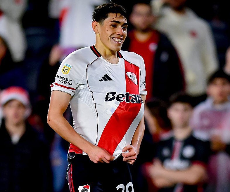 Yo a los 24: vivo con mis viejos y sigo estudiando 

Cualquier futbolista a los 19: