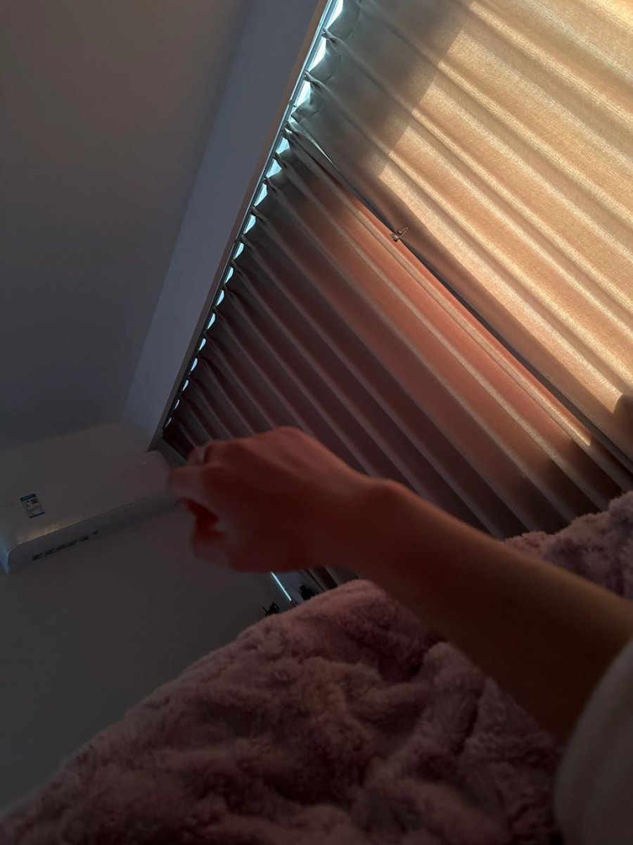 Uncommonswift's tweet image. Trying to grab a piece of that golden morning sunshine ☀️✨ but it keeps slipping through my fingers 🌅💛 Wrapped in warmth, chasing light, and holding onto the slow, cozy moments ☁️🌸