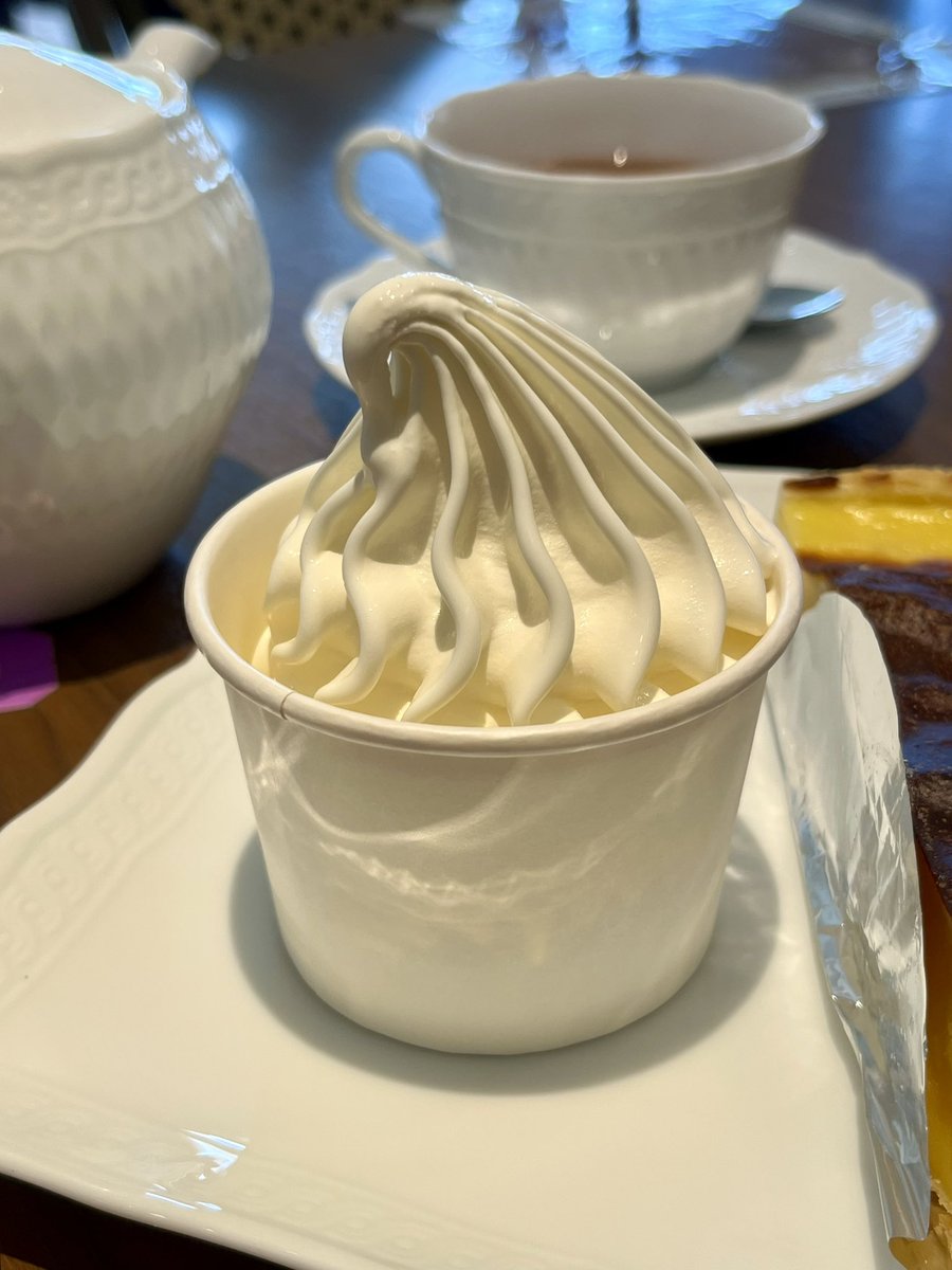 "Journey's Log"

今日の旅路も夜明けの街から｡

思考の海を漂い､気づくとゴールに｡

外界を旅しつつ､内なる自分を探すランニングです。

昨日ふらりと寄ったカフエー｡

甘く冷たいクレミアが､乾いた心を潤した｡

それは日常という旅で見つけた､ささやかな発見｡

#旅の記録 #朝ラン #グルメ