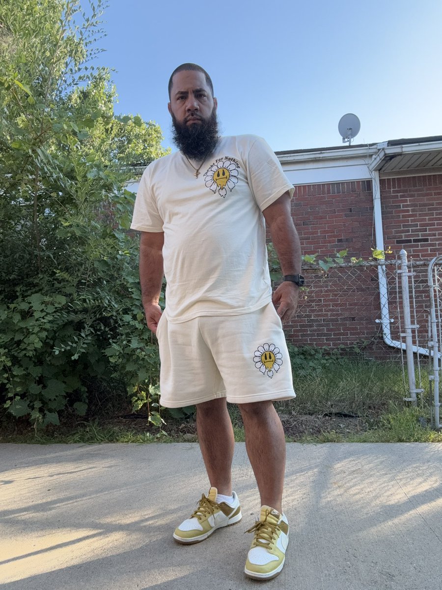 KicksNfitteds26's tweet image. Todays fit brought to you by my brother @JBfromchicago #ThanksForNothing #Sincerely #JBSV 

Decided not to do a fitted since I just got a fresh cut yesterday and I was told I look great 😉 

#KOTD #Nike #Dunk “Bronzine”