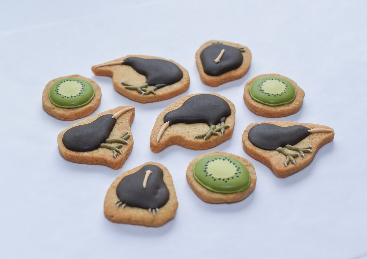 birdcookielog's tweet photo. 本日は9月1日ということで、
キーウィとキウイのクッキー🥝

#キーウィの日 https://t.co/HUKBSl2jyy