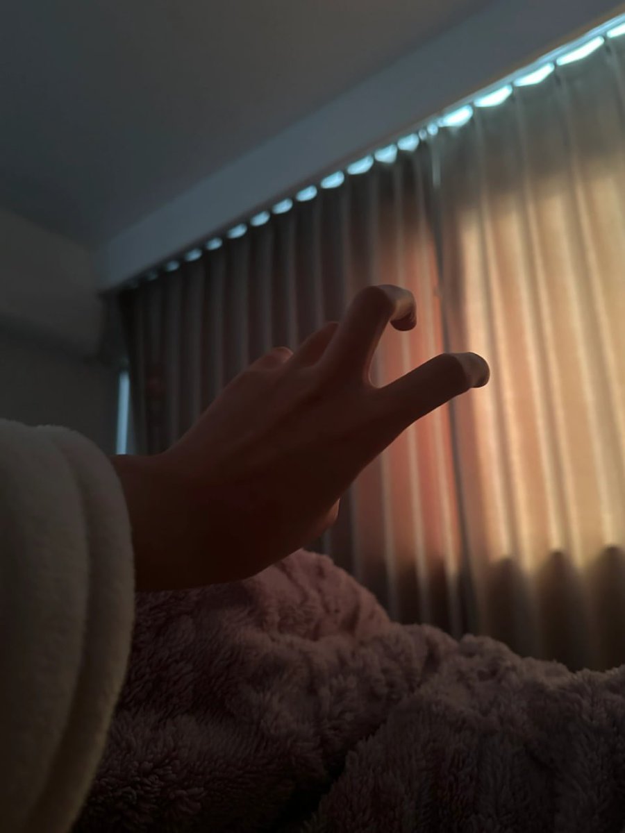 Uncommonswift's tweet image. Trying to grab a piece of that golden morning sunshine ☀️✨ but it keeps slipping through my fingers 🌅💛 Wrapped in warmth, chasing light, and holding onto the slow, cozy moments ☁️🌸