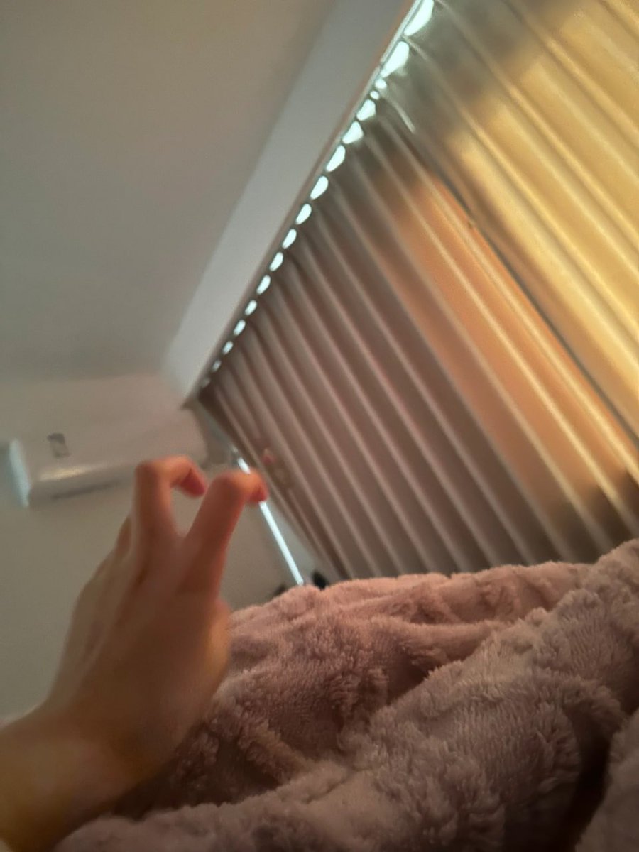 Uncommonswift's tweet image. Trying to grab a piece of that golden morning sunshine ☀️✨ but it keeps slipping through my fingers 🌅💛 Wrapped in warmth, chasing light, and holding onto the slow, cozy moments ☁️🌸