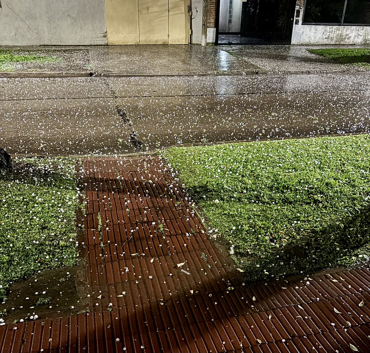 #Rosario #ZonaNorte GRANIZO❗️
(1:20 am)