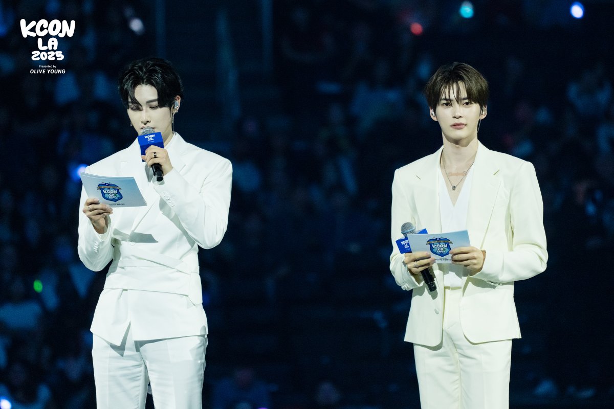 [#KCONLA2025] PHOTO DUMP 🚛📷🎞️

𝐌 𝐂𝐎𝐔𝐍𝐓𝐃𝐎𝐖𝐍 𝐒𝐓𝐀𝐆𝐄 💙 
SPECIAL MC (DAY 2) 

#ZEROBASEONE 
SUNG HAN BIN &amp; RICKY 

-
KCON LA 2025
AUG 1-3
Crypto.com Arena, LA Convention Center

Let's #KCON