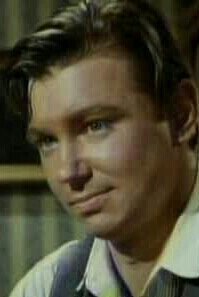 Adiós a Randy Boone, Randy Benton, el joven vaquero con guitarra y cantarín de la televisiva EL VIRGINIANO, y Francis, ayudante de Stuart Whitman en otra teleserie western, CIMARRÓN. Actor y músico country, se dejó ver en LA LEY DEL REVÓLVER; KUNG FU...
Descanse en paz.