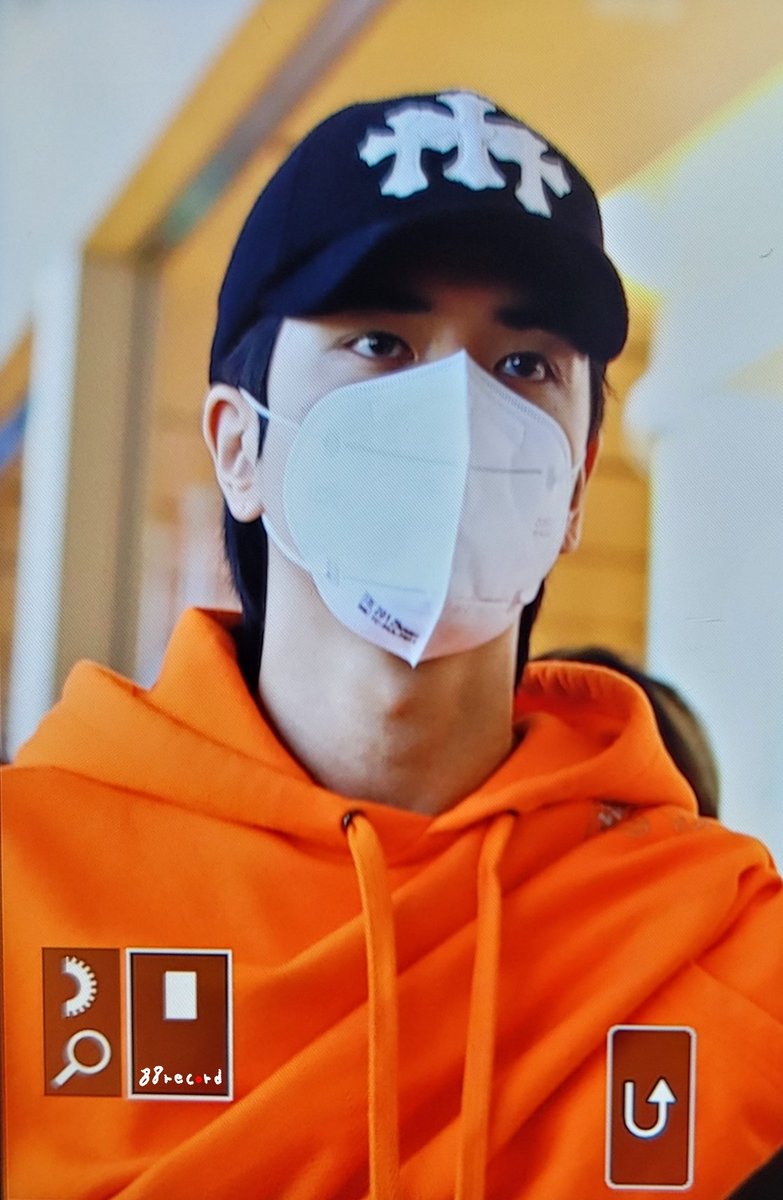 250901 #YOUNGHOON #김영훈

영훈이 이렇게 입고
에흉 피흉 너무 멀어..
어훙 더워
에흉 에흉 하면서 걸어감
ㄴㅁ ㄱㅇㅇ