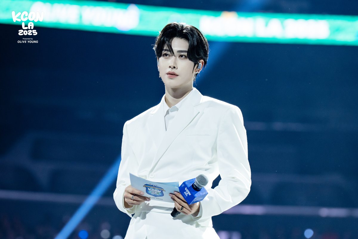 [#KCONLA2025] PHOTO DUMP 🚛📷🎞️

𝐌 𝐂𝐎𝐔𝐍𝐓𝐃𝐎𝐖𝐍 𝐒𝐓𝐀𝐆𝐄 💙 
SPECIAL MC (DAY 2) 

#ZEROBASEONE 
SUNG HAN BIN &amp; RICKY 

-
KCON LA 2025
AUG 1-3
Crypto.com Arena, LA Convention Center

Let's #KCON